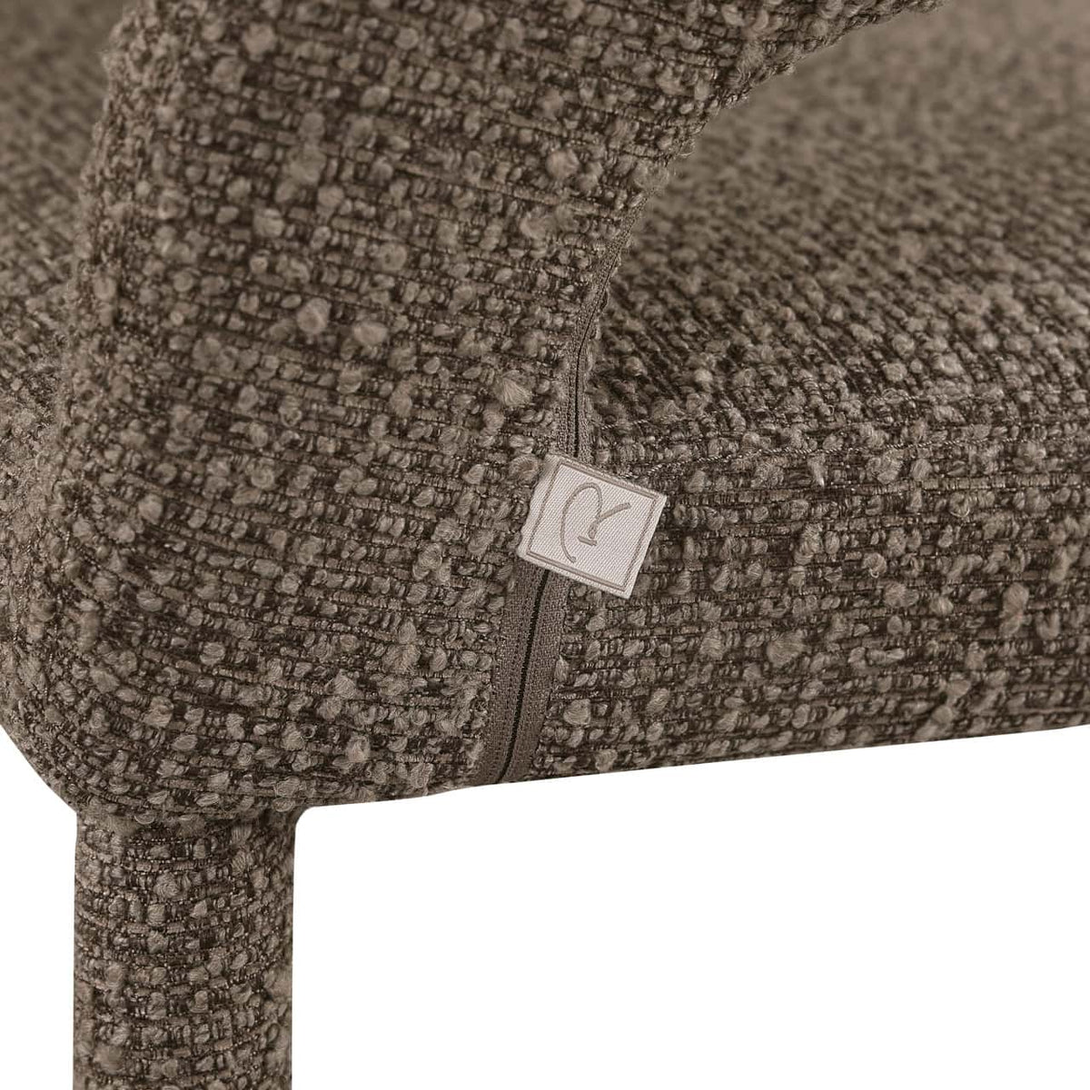 Eetkamerstoel Gia in bruin chunky stof met ritsdetail.