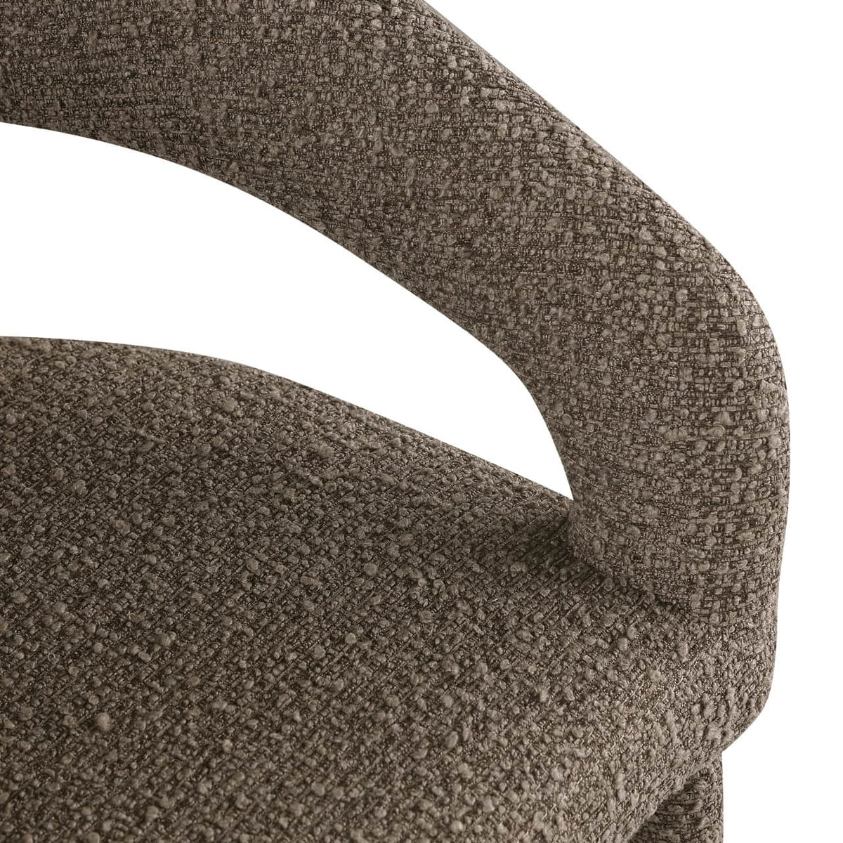 Close-up van de Gia eetkamerstoel in bruin chunky stof.