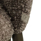 Close-up van de Gandy eetkamerstoel met chunky stof en label.