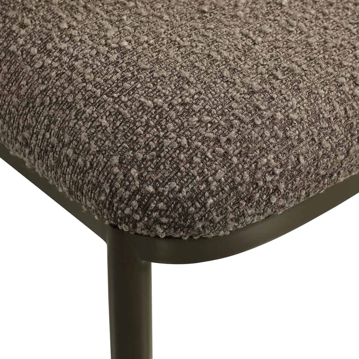 Eetkamerstoel Gandy met bruine chunky bekleding en zwart metalen frame.