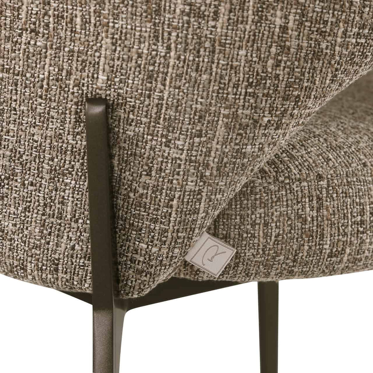 Eetkamerstoel Kenzi met brown tweed bekleding en zwart metalen poten.