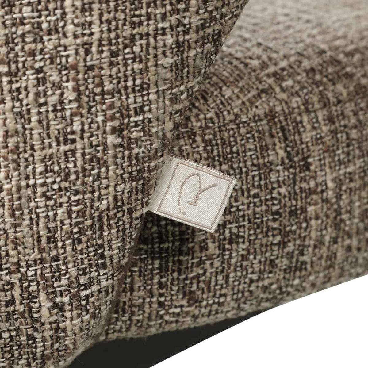 Close-up van de Kenzi bank in tweed stof van Richmond Interiors.