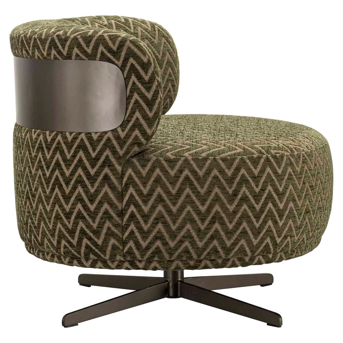 Moderne lounge stoel met mossgroene chevron stof en draaibaar ontwerp.