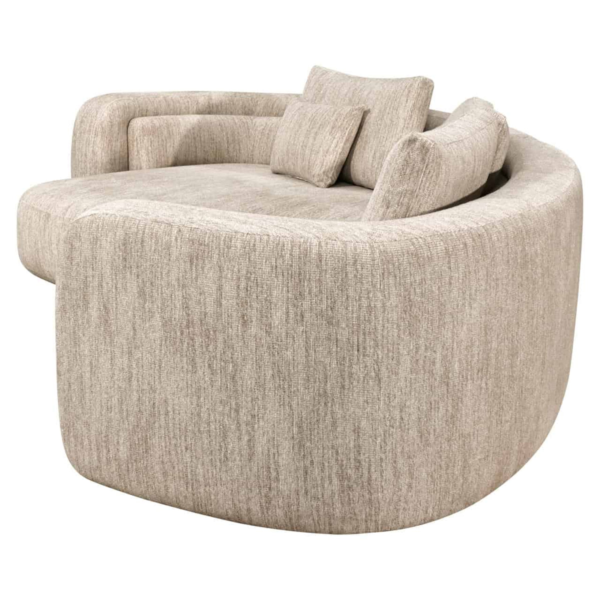 Luxe zachte loungebank met kussens in neutrale tinten.