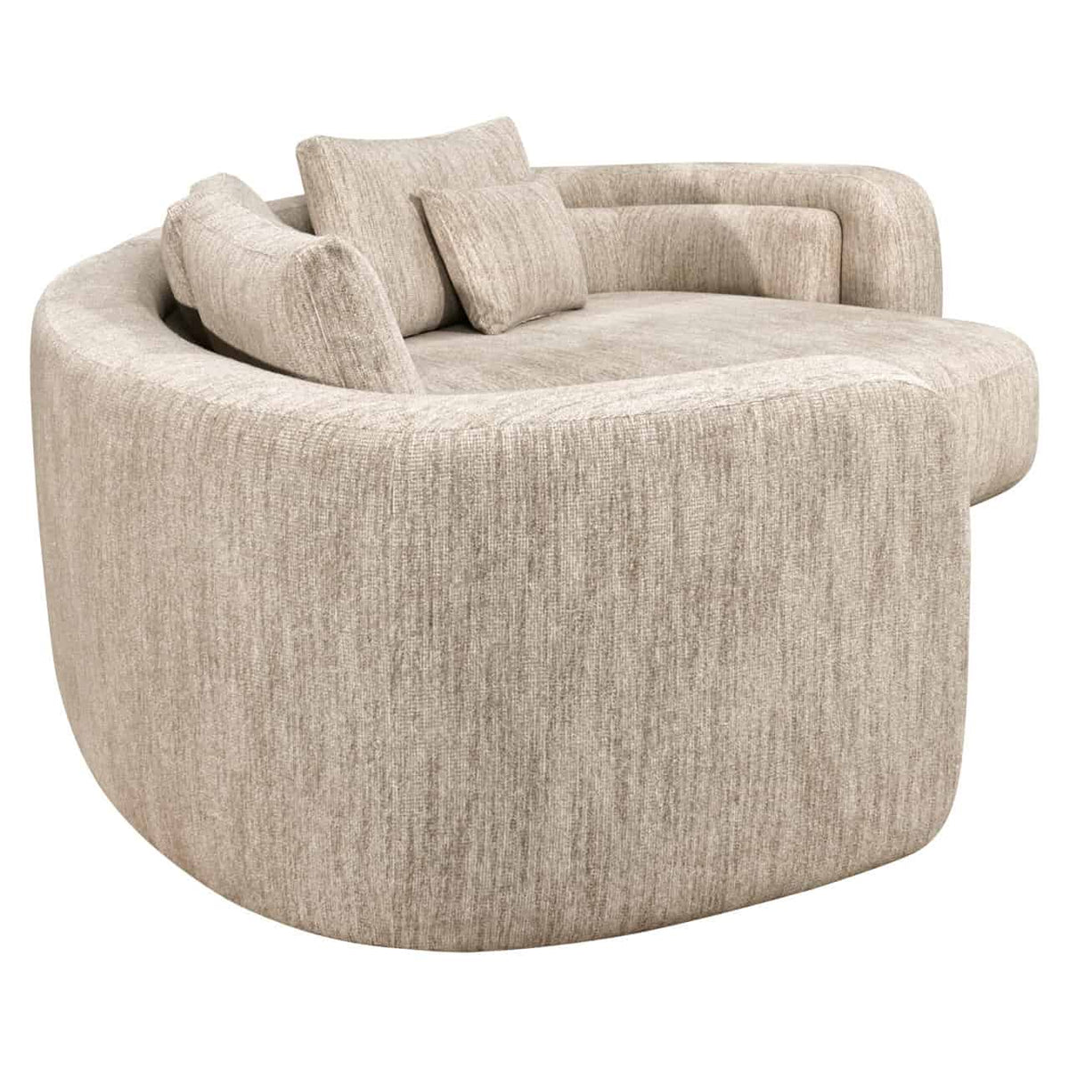 Luxe zachte lounge bank met kussens in neutrale tinten.