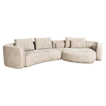 Luxe bank Angusto lounge met zachte stoffen bekleding en comfortabele kussens.