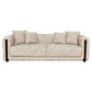 Luxe bank met zachte, natuurlijke stoffen en houten details.