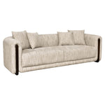 Luxe bank met zachte stoffen en houten details voor elegant interieur.
