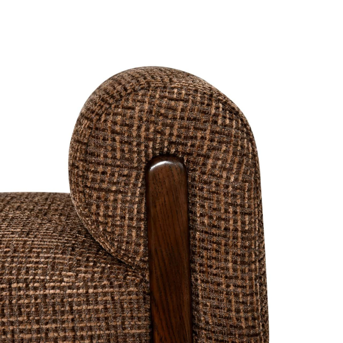 Bank Winslov stoel met bruin blockweave stof en houten armleuning.