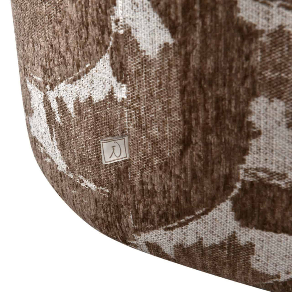 Dichtbij opname van de stoffen bekleding van de Talley lounge stoel in bruin tinten.