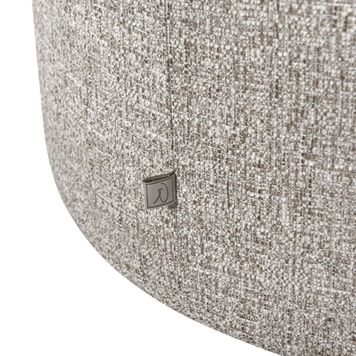 Luxe lounge stoel met cream tweed bekleding en draaifunctie.