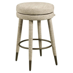 Moderne kruk met zachte stoffen bekleding en metalen ringvoet.