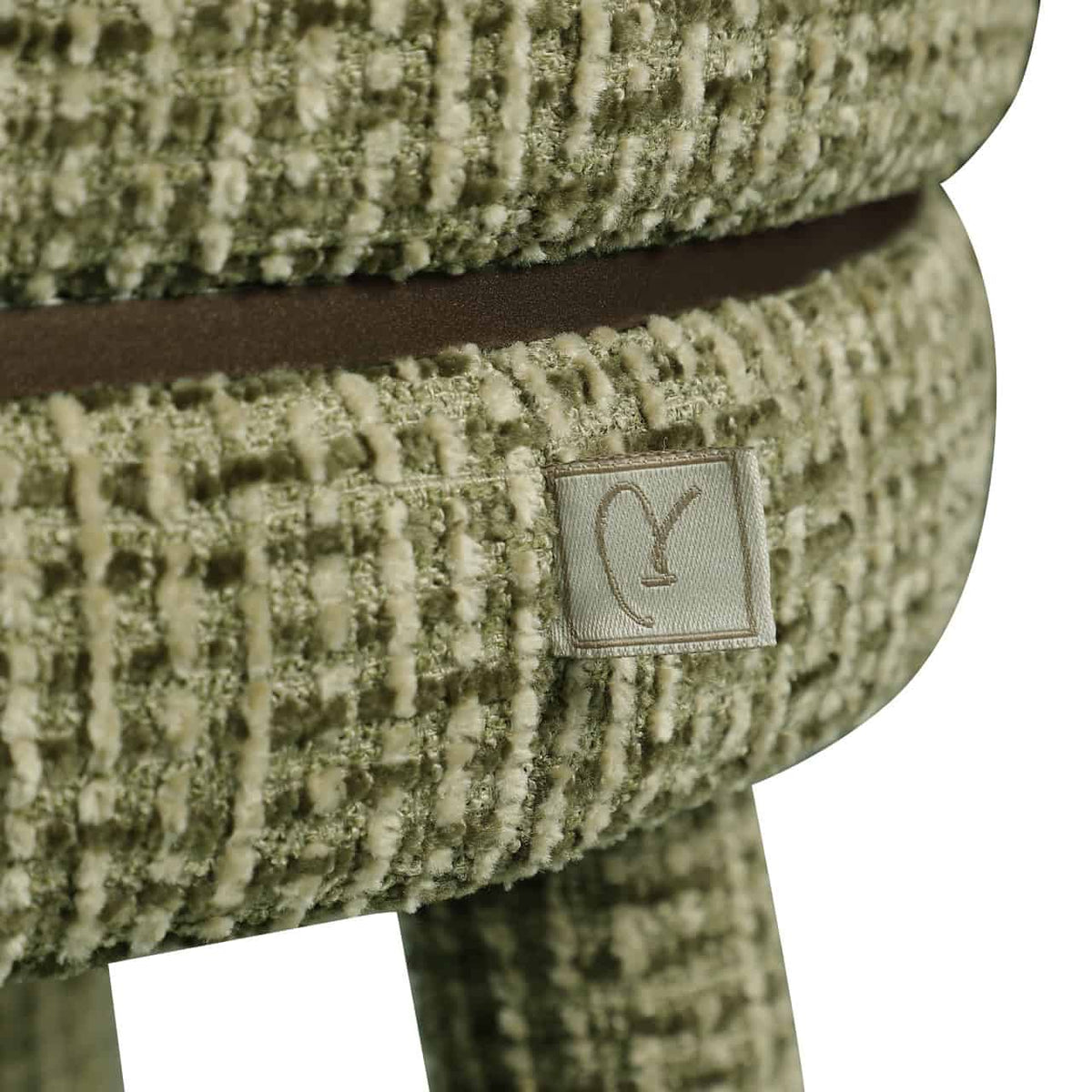 Groen gestoffeerde stoel met textuur en label detail.