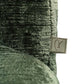 Close-up van de groene Chenille eetkamerstoel Cassi met label.