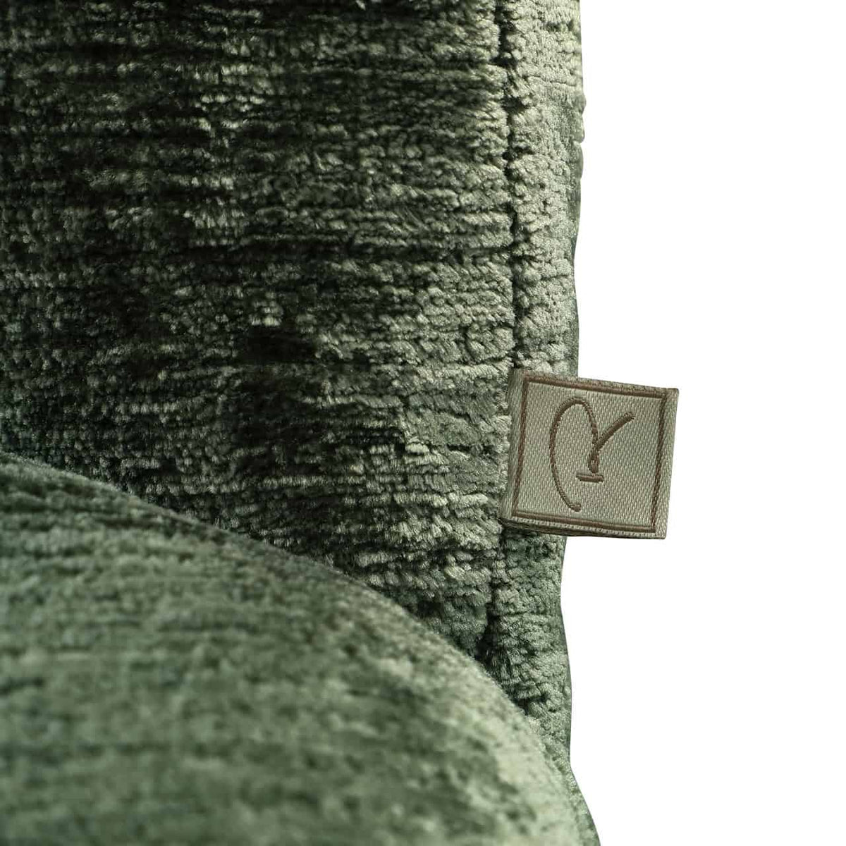 Close-up van de groene Chenille eetkamerstoel Cassi met label.