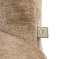 Dichte close-up van de zachte zandkleurige bekleding van de Cassi eetkamerstoel.