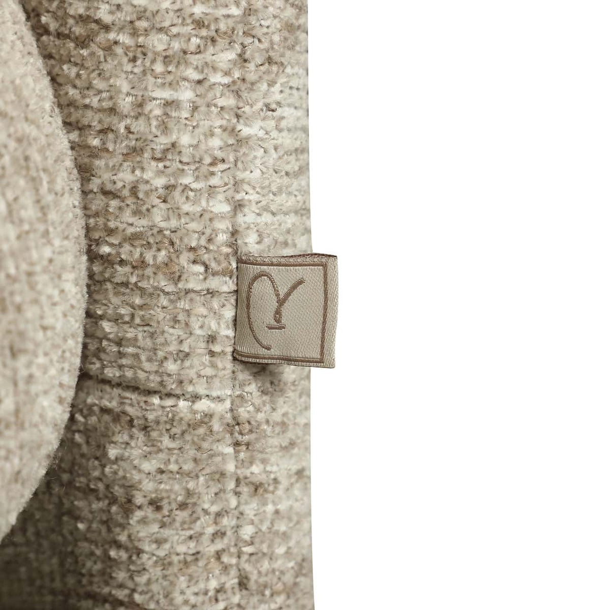 Eetkamerstoel Maya met zachte stoffen bekleding en label detail.