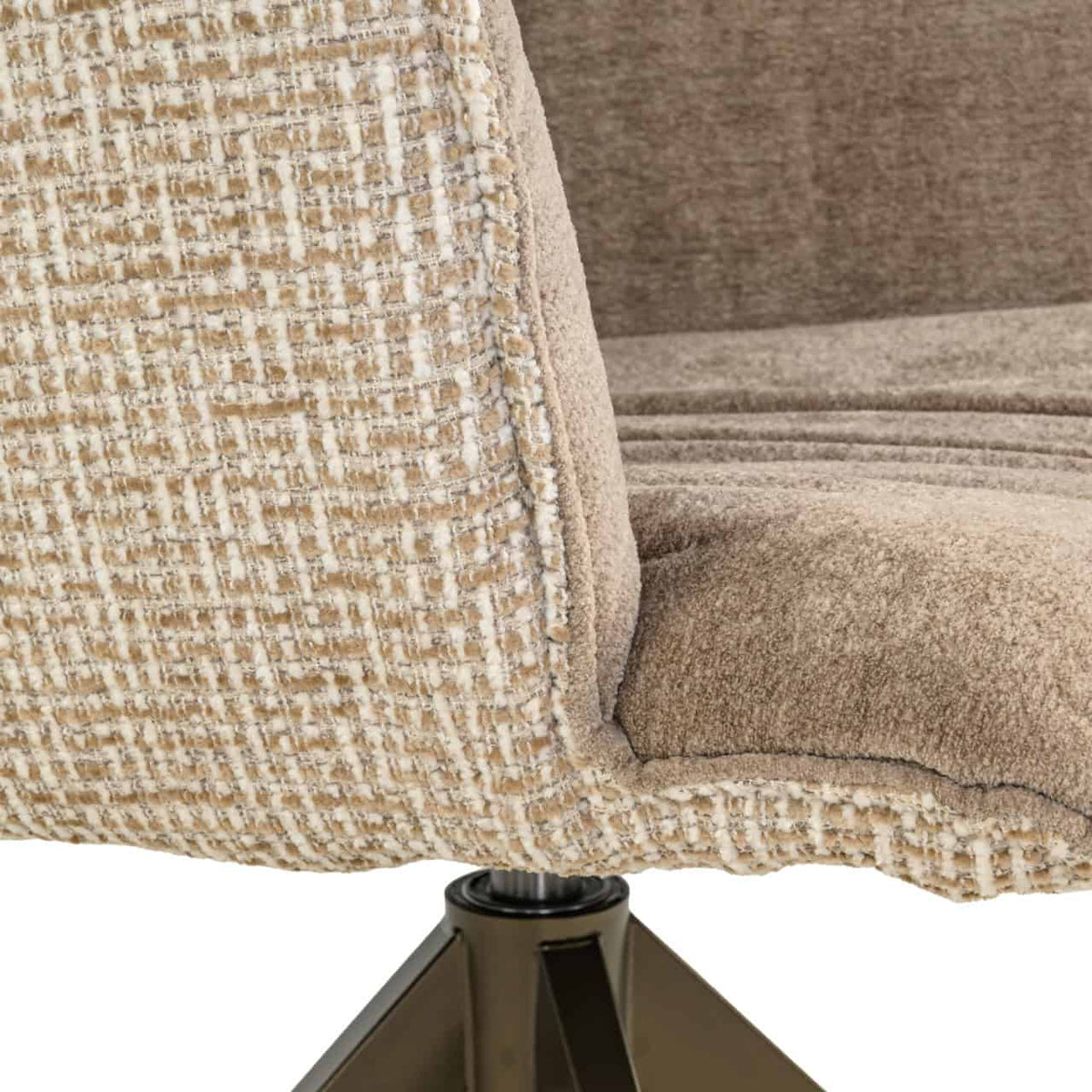 Comfortabele Chase eetkamerstoel met crème blockweefsel en draaibare functie.