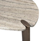 Moderne salontafel met marmeren blad en metalen poot.