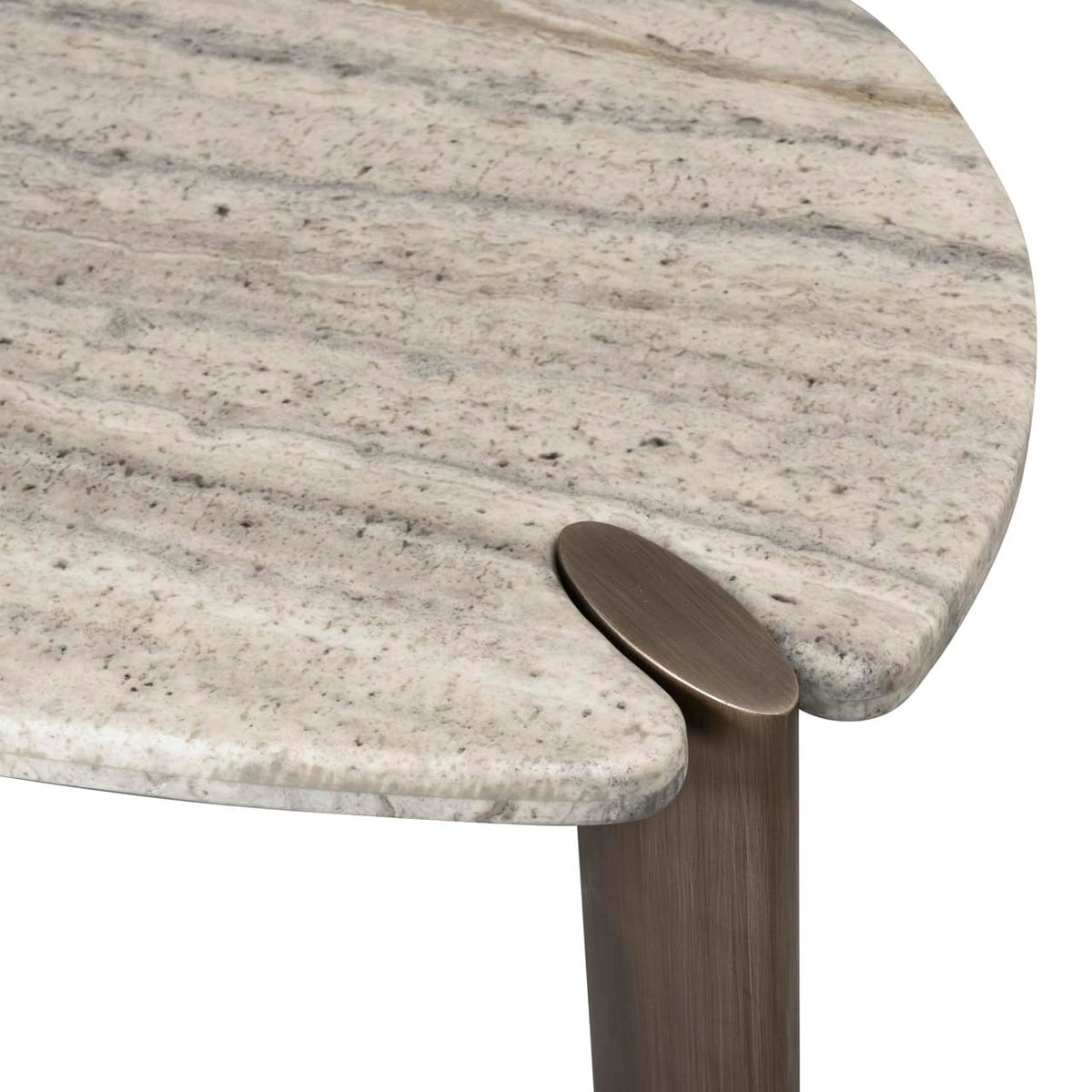 Moderne salontafel met marmeren blad en metalen poot.