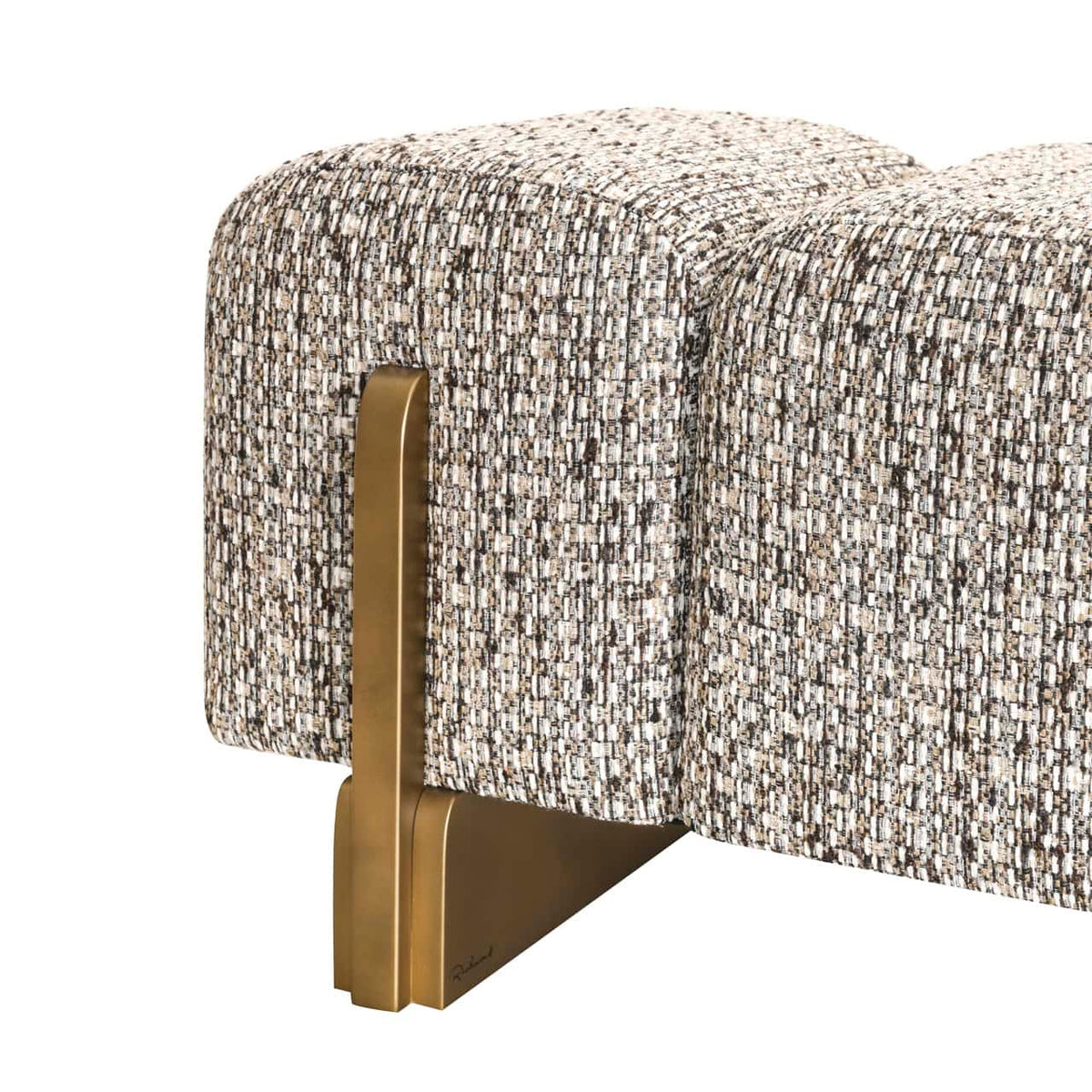 Bank Caleo Cobblestone bank met luxe stoffen bekleding en goudkleurige details.
