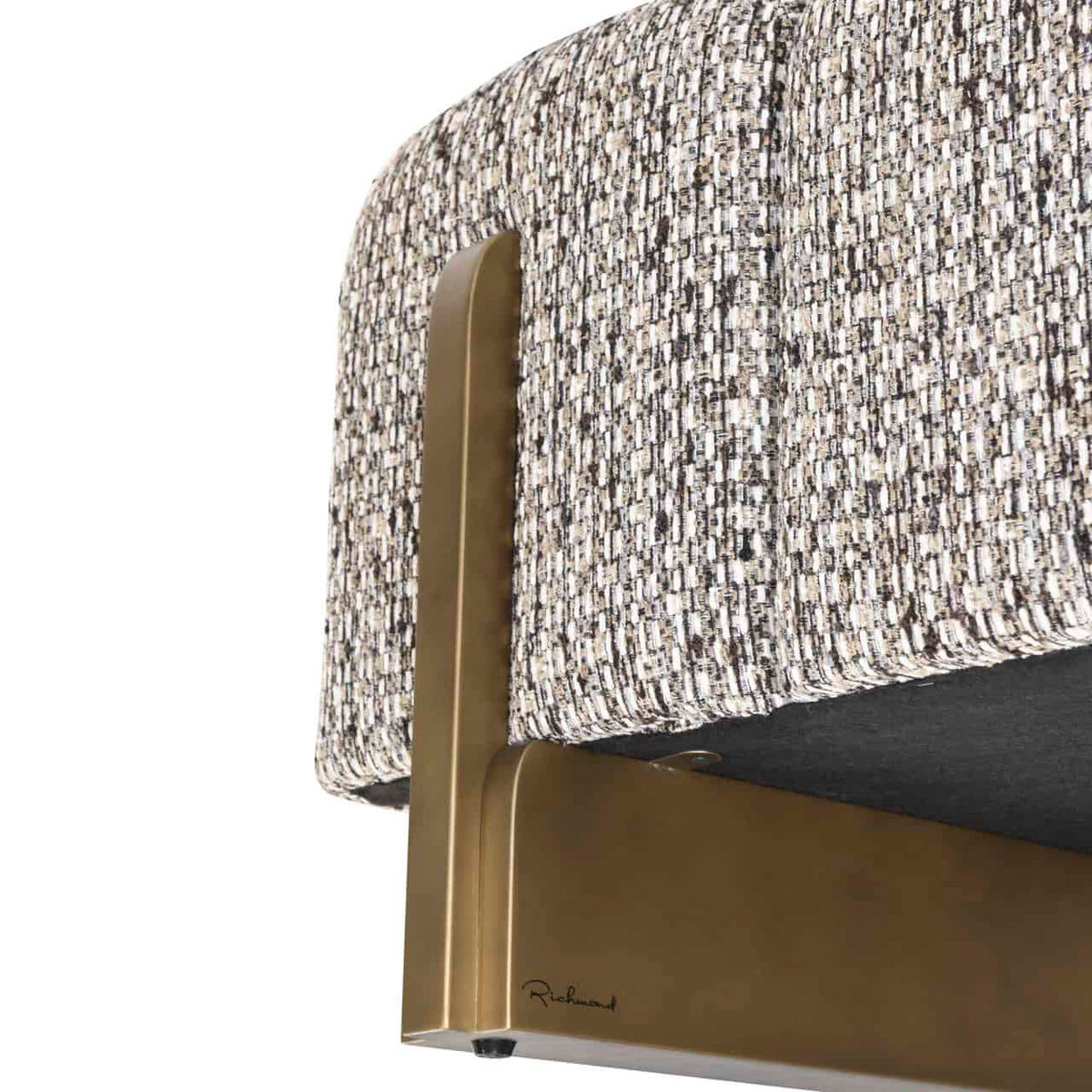 Luxe bank Caleo Cobblestone met elegante stoffen bekleding en goudkleurige details.