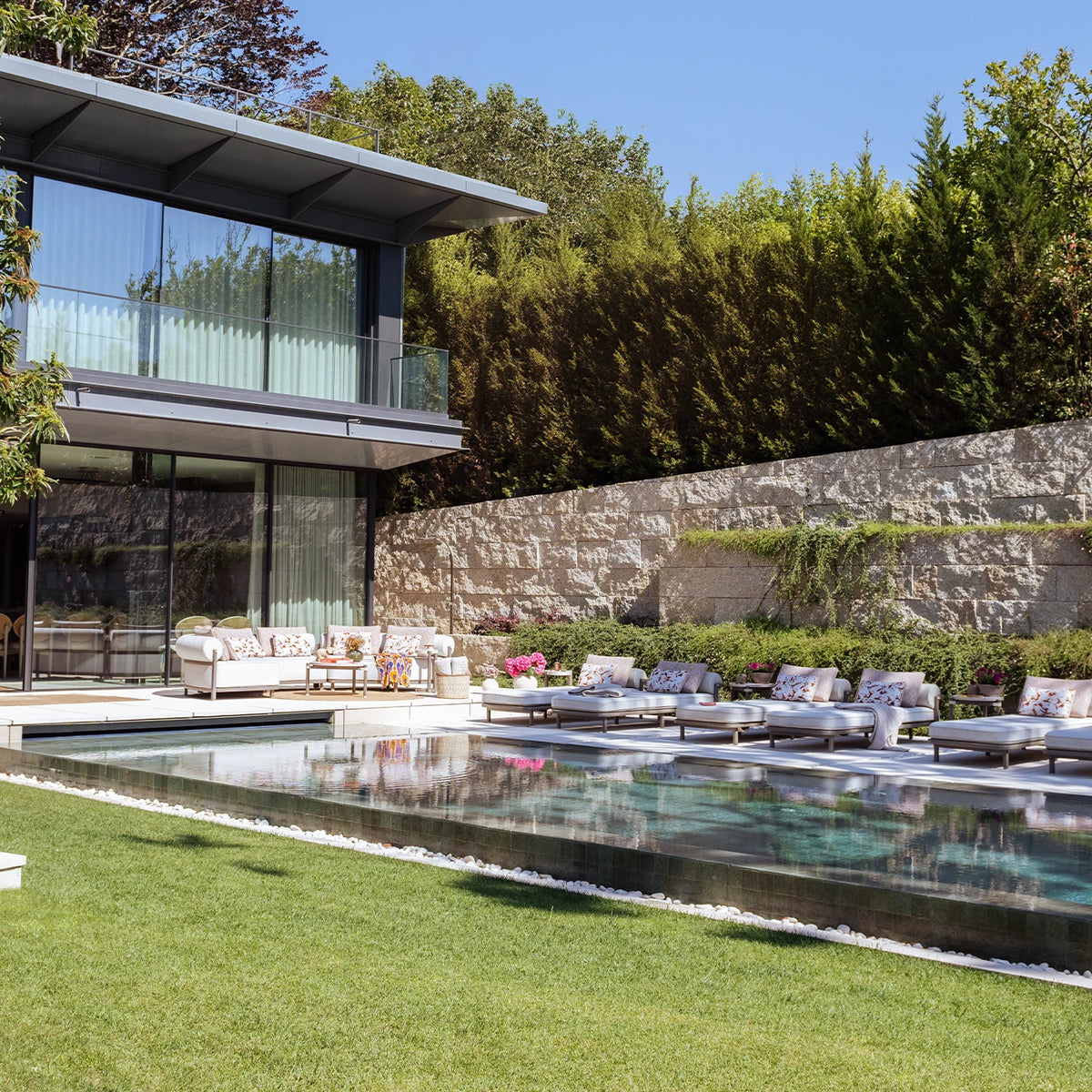 Saint-tropez napozóágy – enteriőr (Meet Us By The Pool)